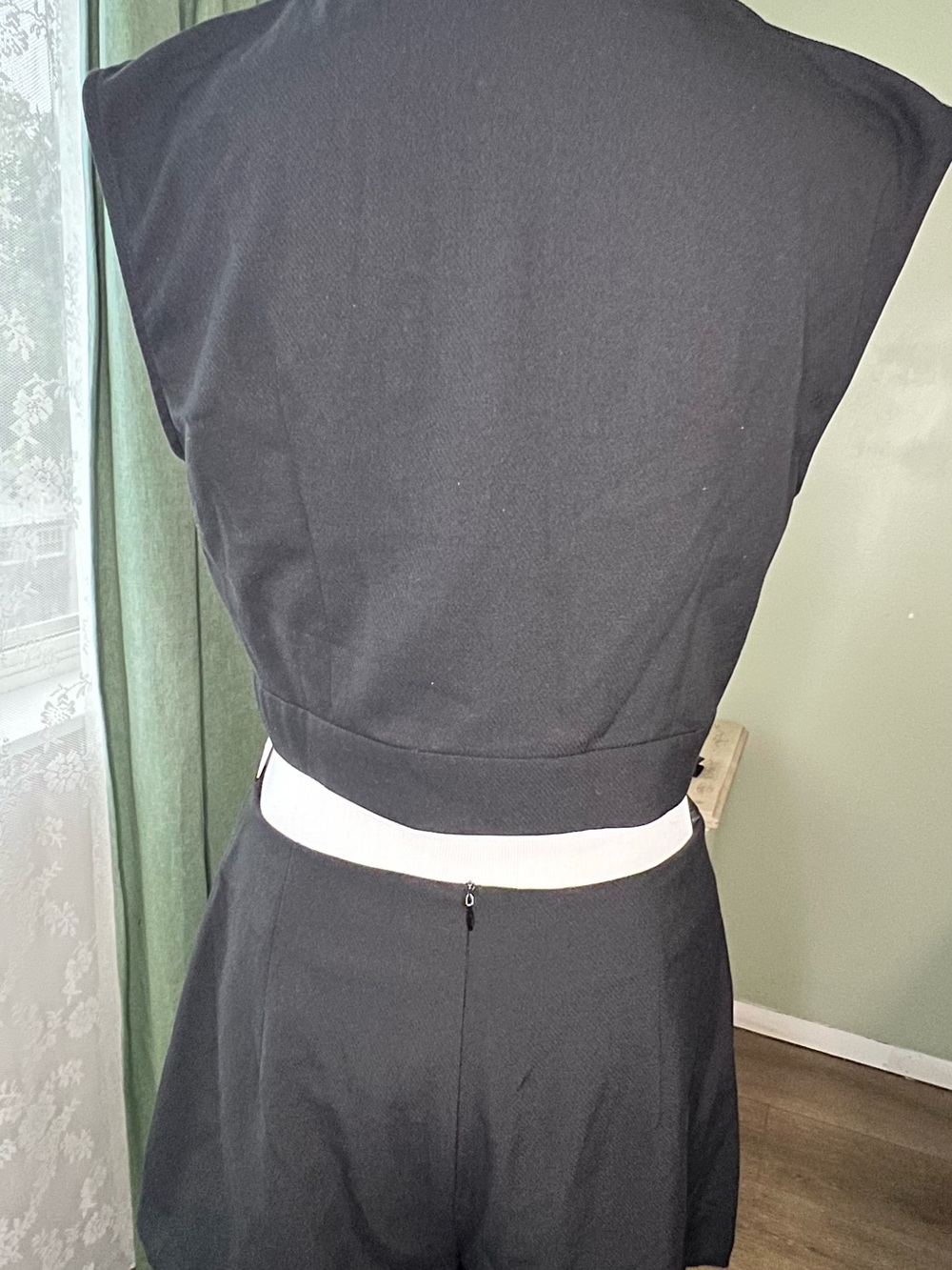 Commense Linen-Blend Pleated Top & Buckle Shorts Set size L - Picture 8 of 10